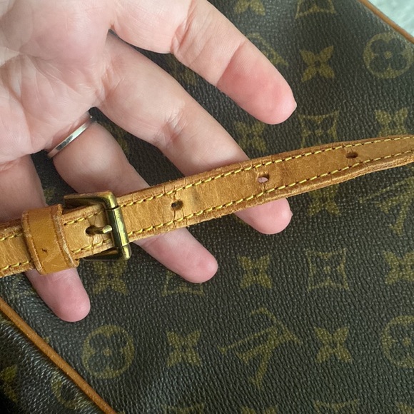 Loui Vuitton crossbody purse - Picture 7 of 11